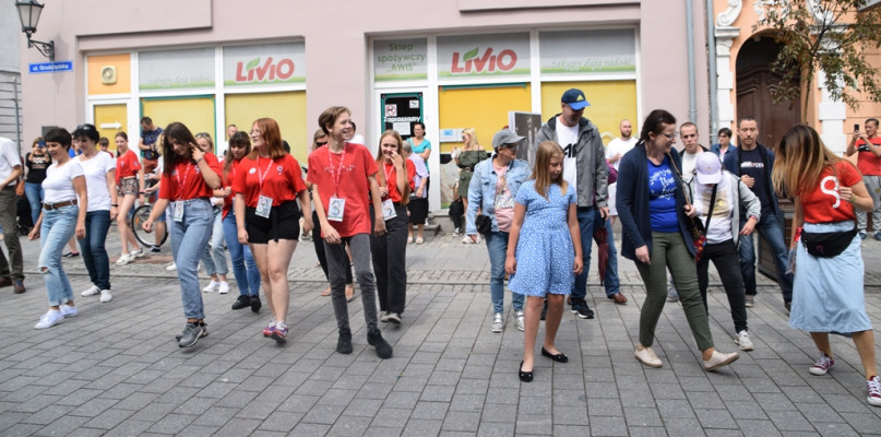 Masa radości podczas  Jerusalema Challange na Deptaku