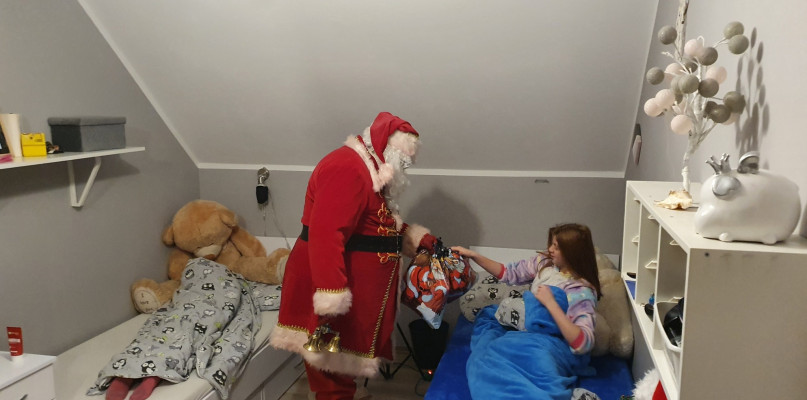 Mikołaj obudził dzieci dzwoneczkami