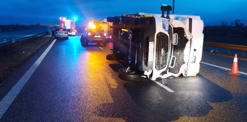 Przewrócony bus zablokował autostradę A1