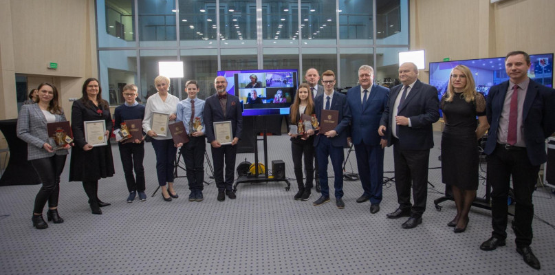 Dwójka prymusów z powiatu chełmińskiego ze stypendiami od Marszałka