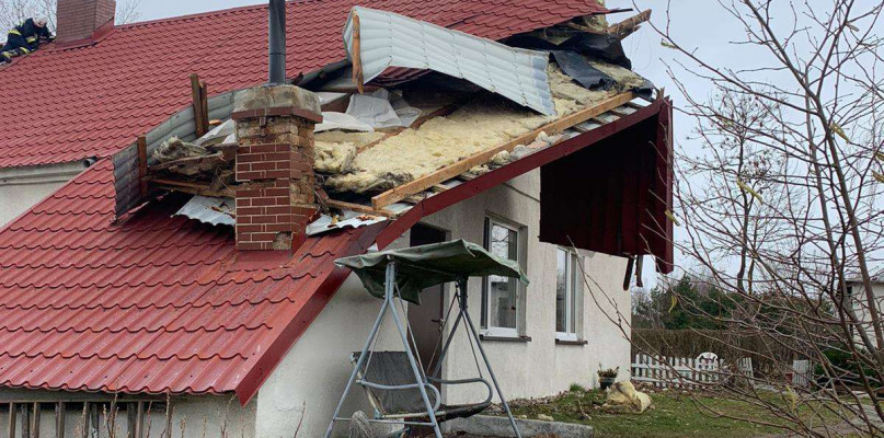 Zerwane dachy i powalone drzewa w okolicach. Wszystkie służby w gotowości