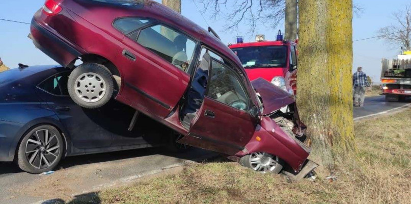 Czołowe zderzenie w Kałdusie. Trzy osoby poszkodowane w wypadku