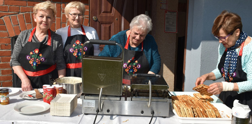 Gospodynie piekły gofry na szczytny cel