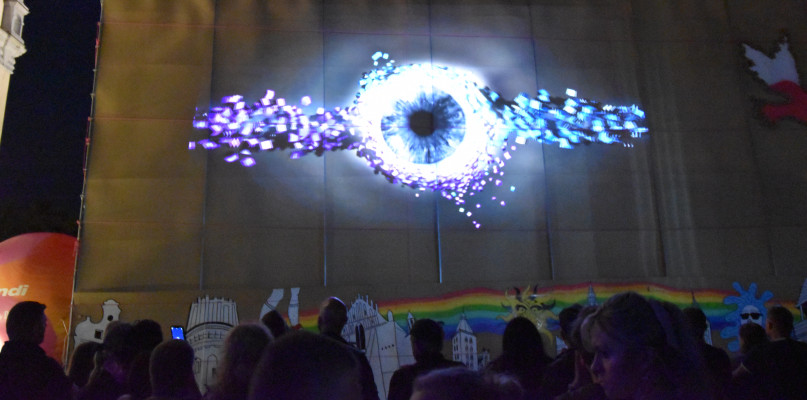 Video projekcja i efektowny pokaz laserów na zakończenie 9 Hills