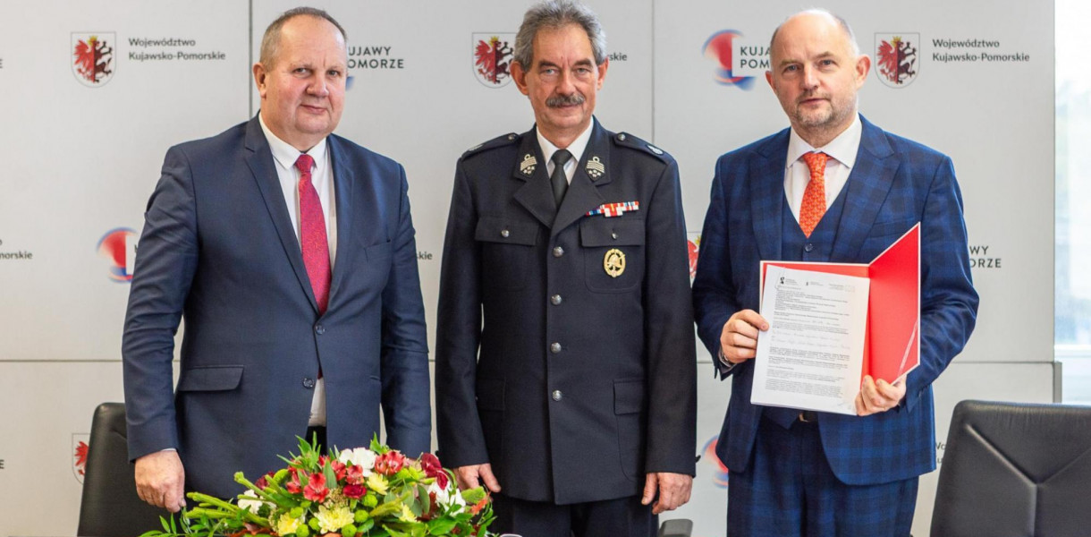 Wozy dla strażaków ochotników i bazy edukacyjne 