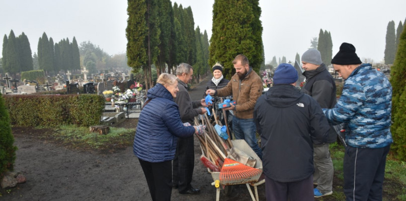 Wielkie sprzątanie cmentarza