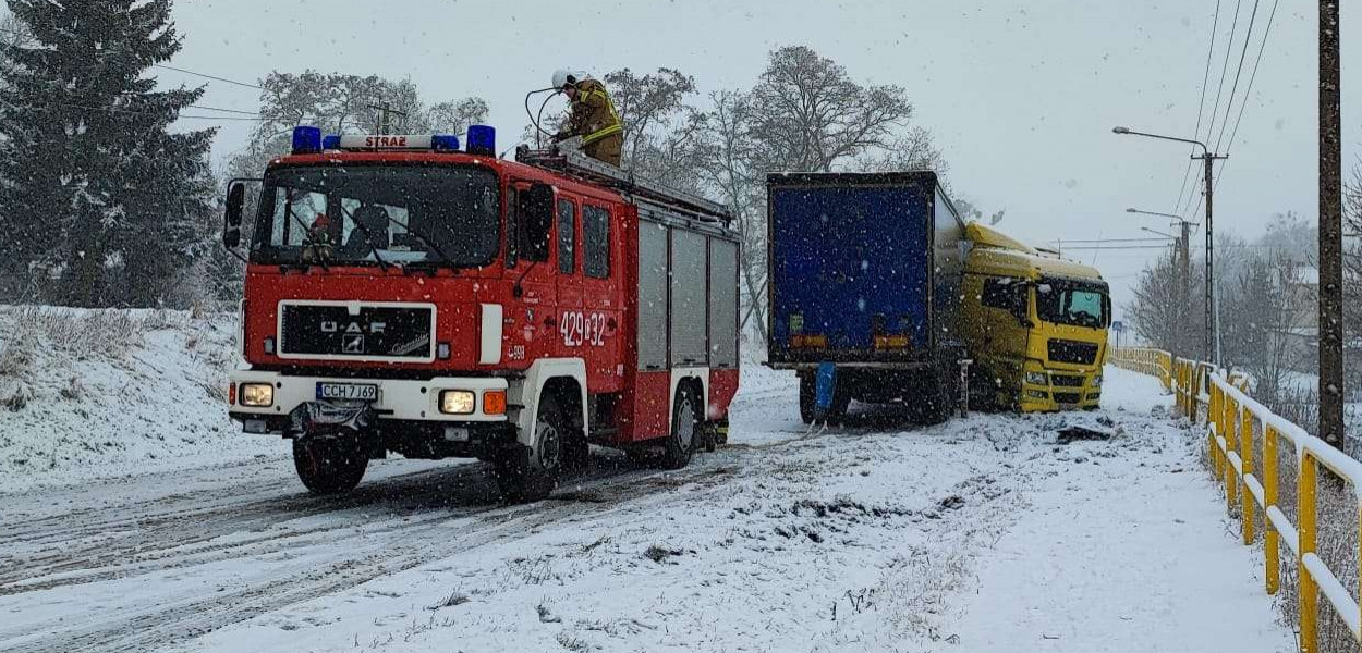 Tir wylądował w przydrożnym rowie. Zablokował ruch na drodze