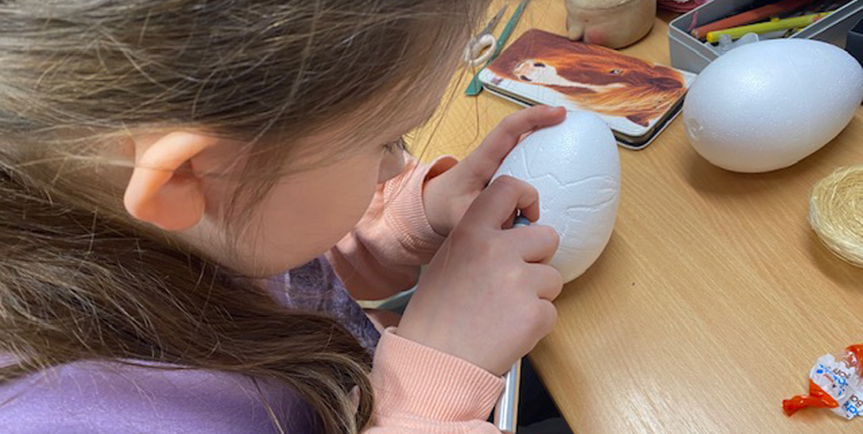 Ciekawe zdobienie jajek na warsztatach wielkanocnych