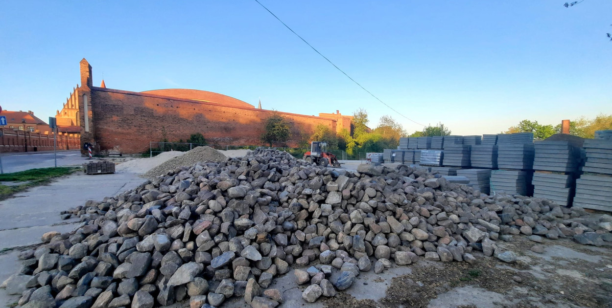 Parking na 40 miejsc powstaje przy ul. Biskupiej