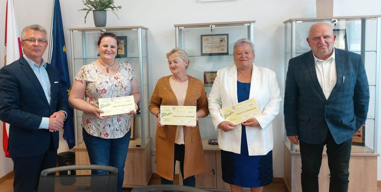 Podpisanie umów i wręczenie czeków laureatom III Edycji Powiatowego Konkursu...