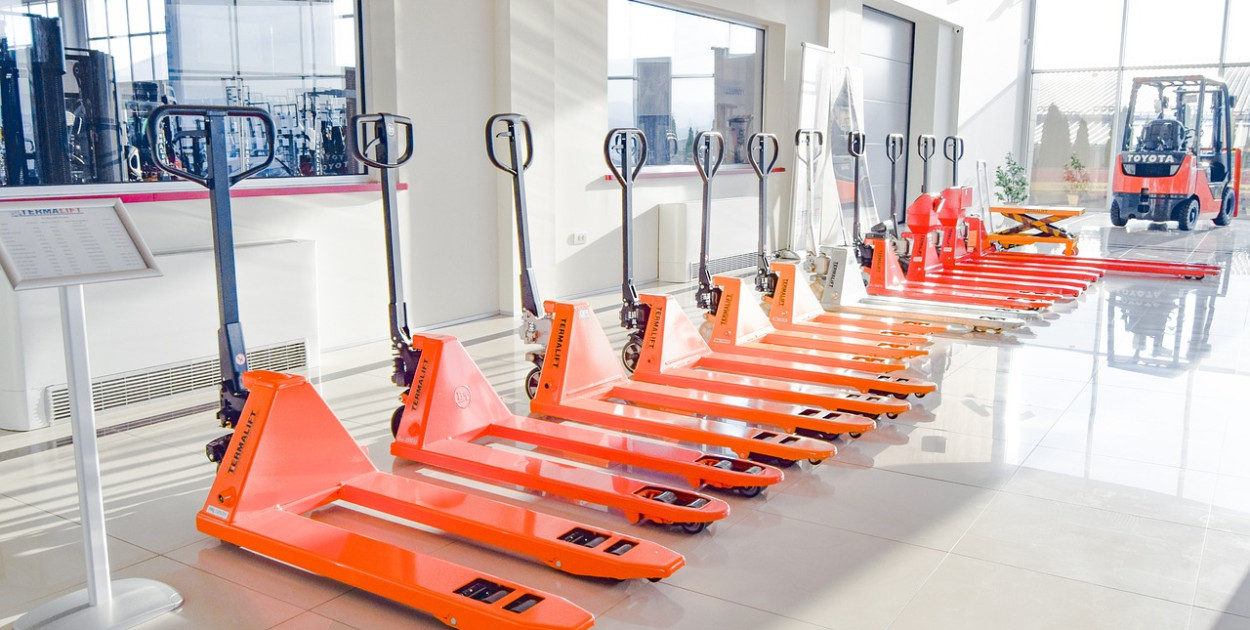 Paleciak nożycowy - czym jest i gdzie znajduje zastosowanie? 