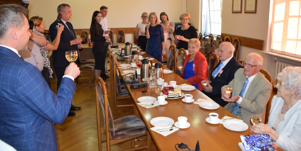 Medale Prezydenta RP dla Państwa Zawadzkich i Gostomskich