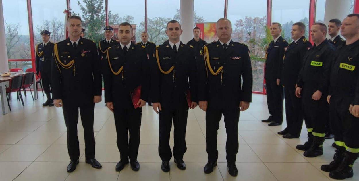 Uroczysta zbiórka z okazji Narodowego Święta Niepodległości. Awanse w KP PSP 