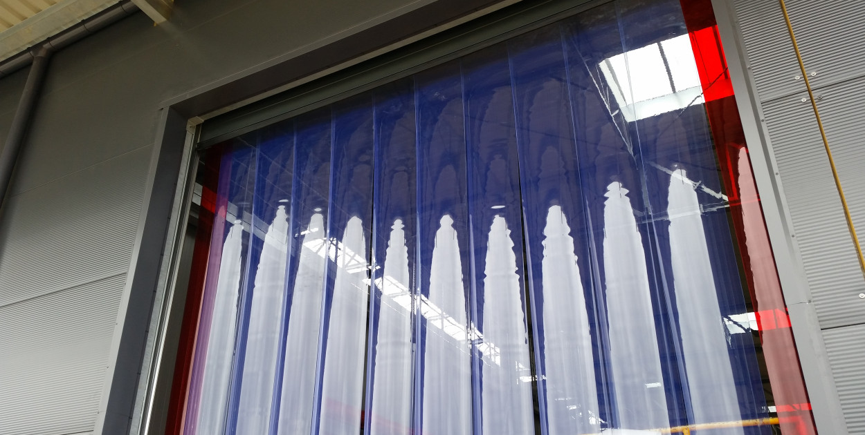 Kurtyny paskowe PCV – poznaj ich zastosowanie w przemyśle oraz dowiedz się gdzie j