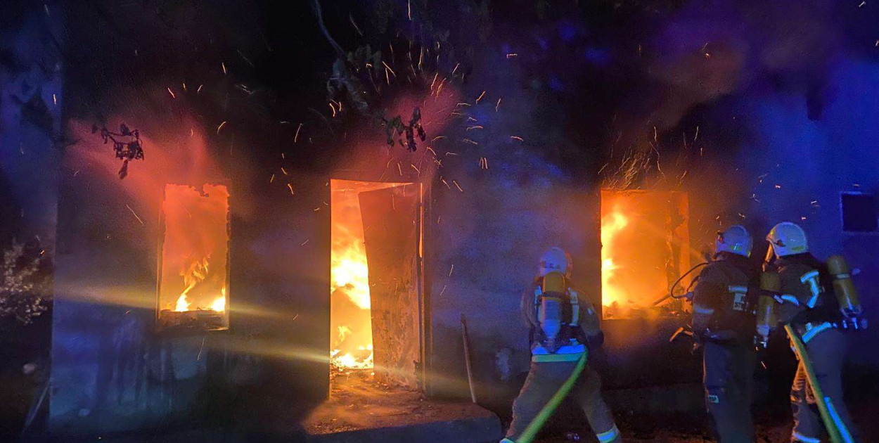 Pożar budynku mieszkalnego w Pilewicach. Rodzina straciła dach nad głową