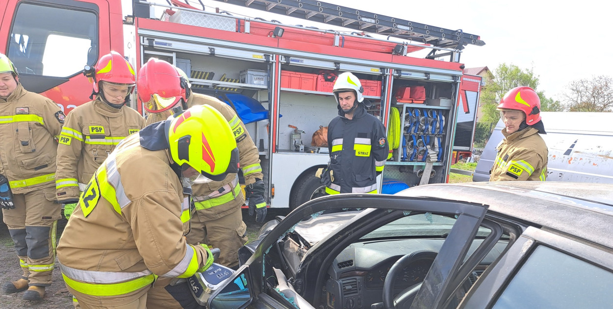 Tak trenują ratownicy straży pożarnej. Zobacz ich zajęcia techniczne
