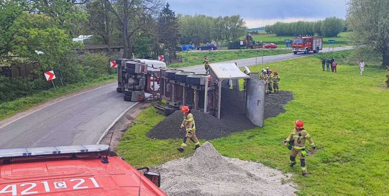 Dramatyczne momenty w Starogrodzie! Scania przewróciła się podczas rozładunku 