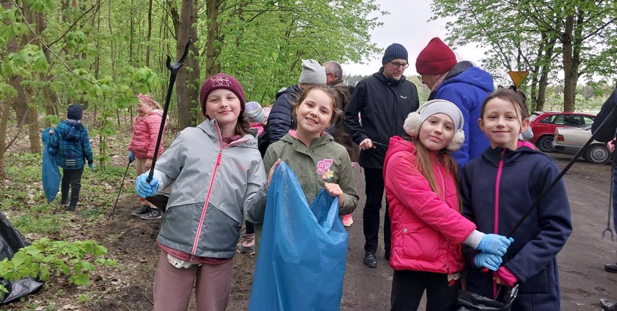 Wspólne sprzątanie lasu