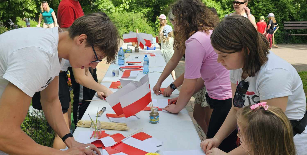 Plenerowe zabawy w patriotycznym nastroju z okazji Dnia Flagi 