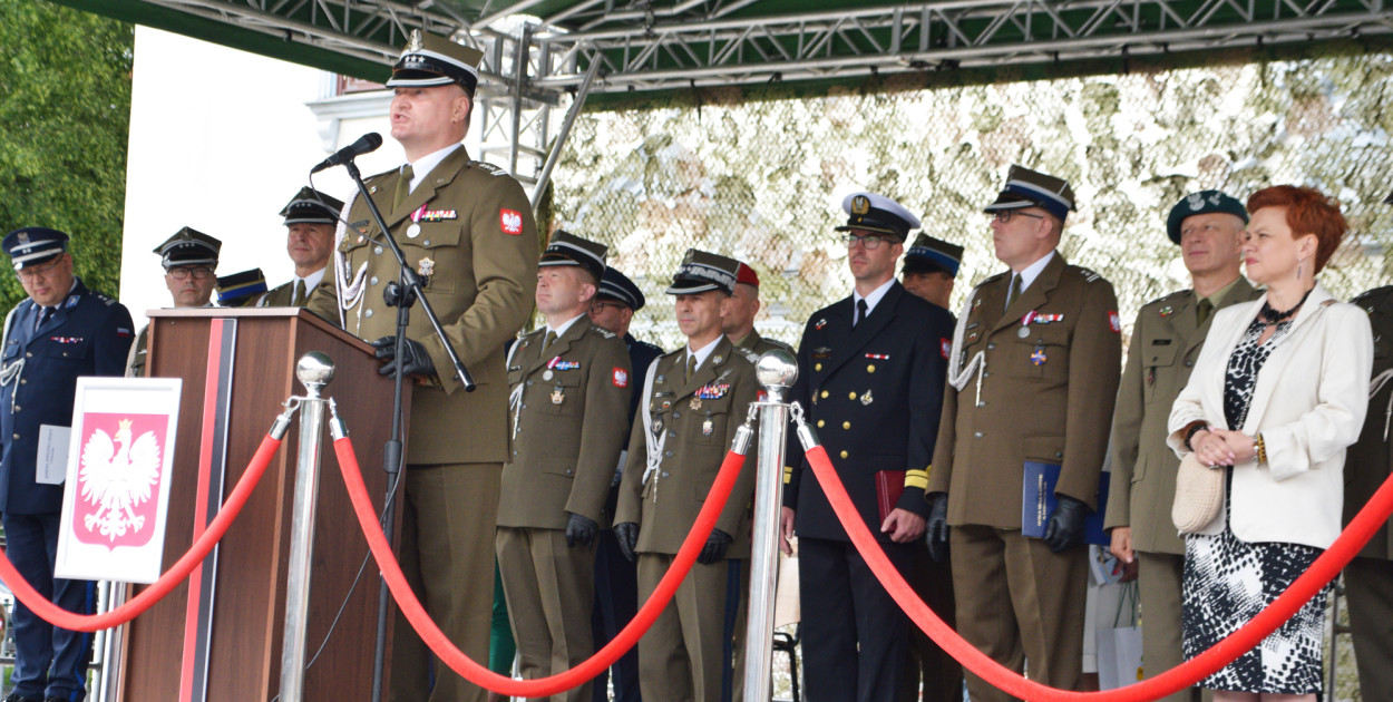 Uroczysty apel na chełmińskim rynku z okazji Święta 3. Pułku Saperów 