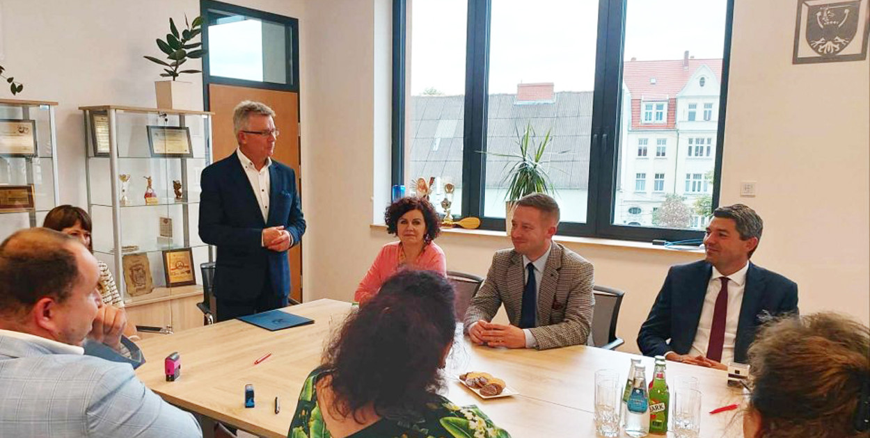 Podpisanie umów i wręczenie czeków laureatom IV Edycji Powiatowego Konkursu