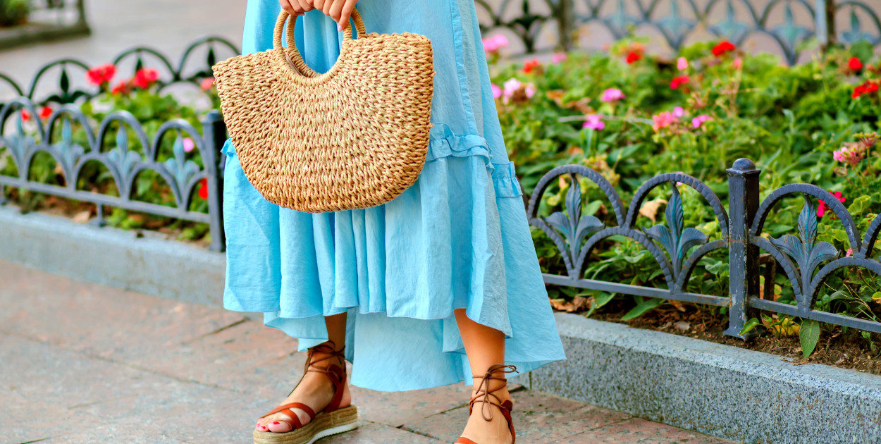 Jak dopasować sandały na koturnie do letnich stylizacji?