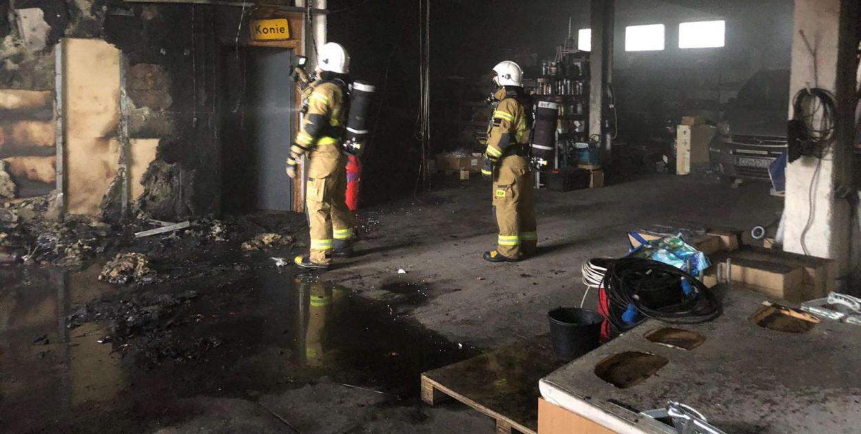 9 zastępów strażackich gasiło pożar kompleksu garaży w Stolnie