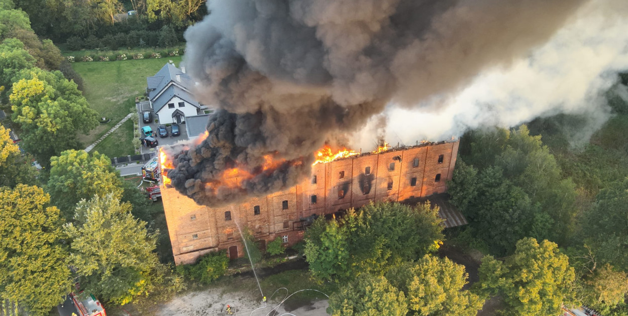 29 zastępów strażackich z 3 powiatów walczyło z pożarem młyna 