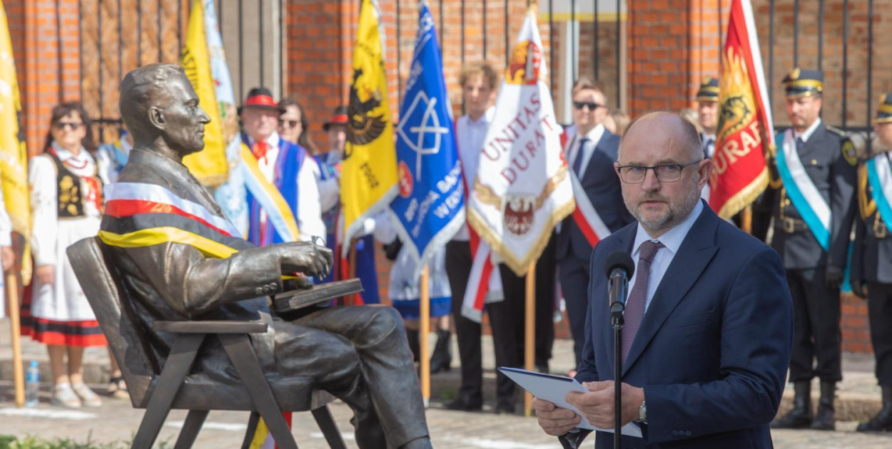 Kwiaty pod pomnikiem Lecha Bądkowskiego w Gdańsku