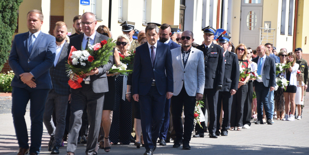 Delegacje złożyły wiązanki kwiatów przy Grobie Nieznanego Żołnierza w Chełmnie 