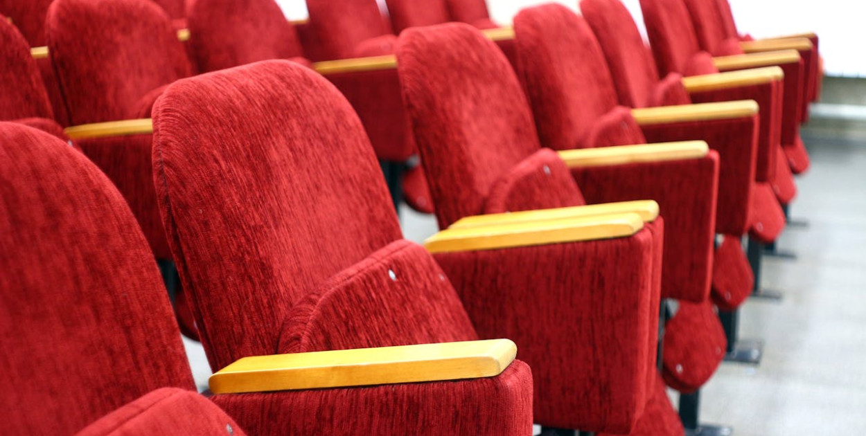 Savoir-vivre w teatrze – podstawowe zasady dobrego zachowania