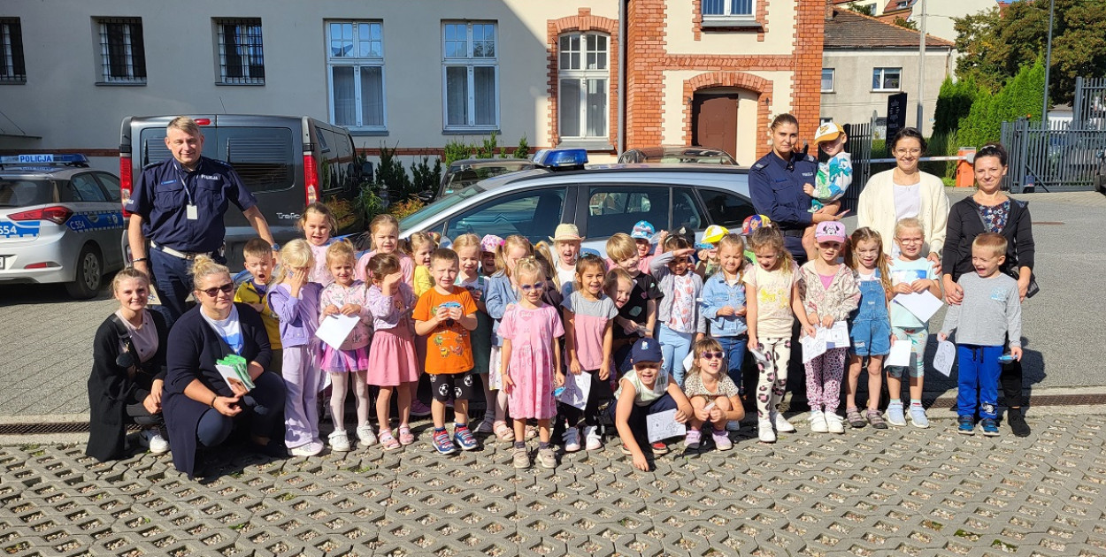 Przedszkolaki odwiedziły chełmińskich policjantów i dostały odblaski