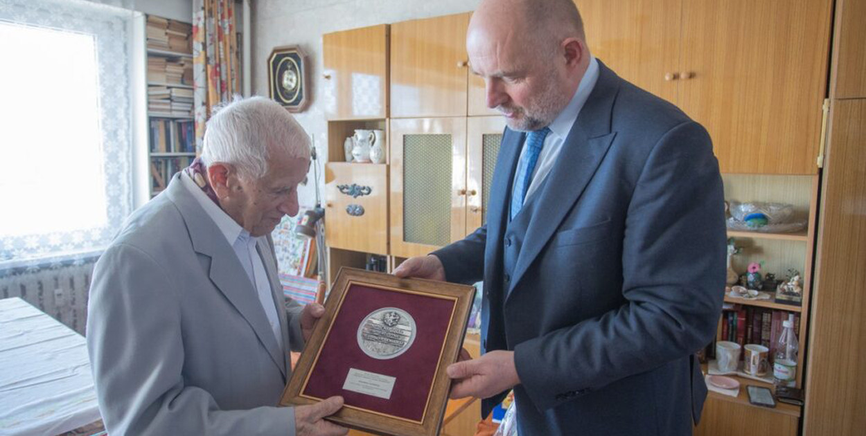 Setka z historią w tle