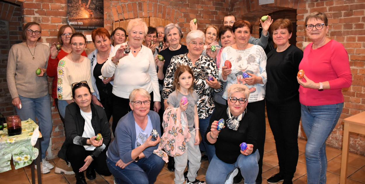 Warsztaty zdobienia pisanek metodą batikową w Unisławiu