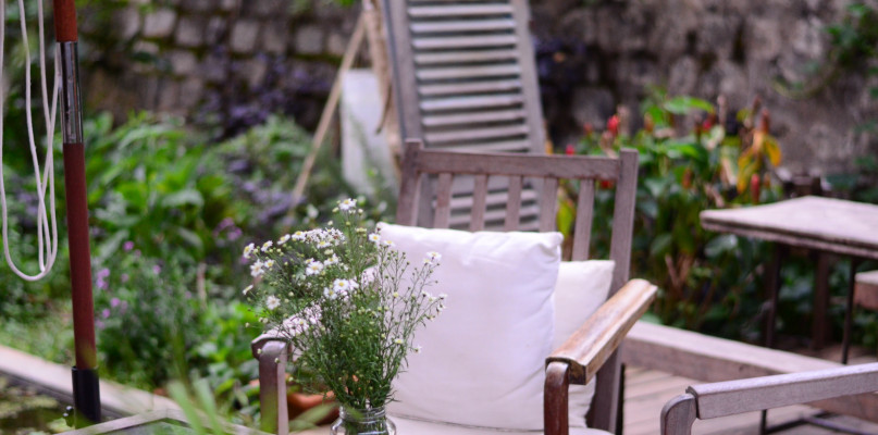 Relaks w ogrodzie jest możliwy dzięki wygodnym meblom. 
