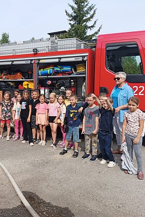 Uczniowie z wizytą u strażaków w ramach tygodnia bezpieczeństwa-9447