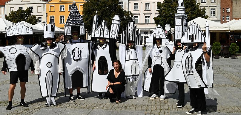 9 Hillsowa moda zabytkowa - niedzielna prezentacja przy fontannie