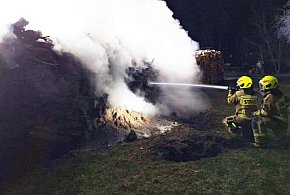 Pożar sterty drewna na prywatnej posesji w Brukach Unisławskich -90818