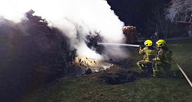 Pożar sterty drewna na prywatnej posesji w Brukach Unisławskich -90818