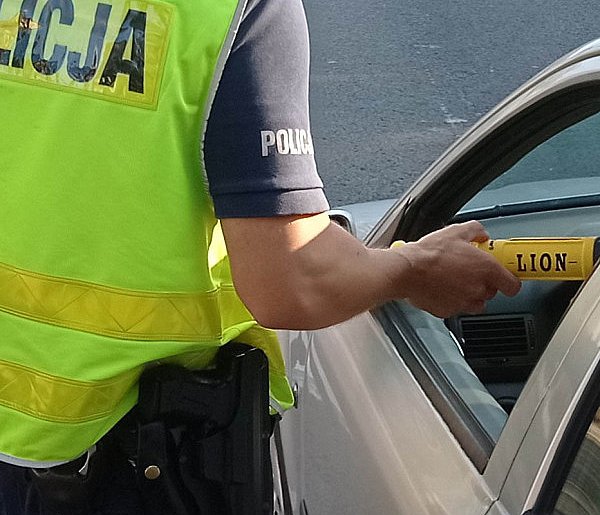 W ciągu godziny policjanci zatrzymali dwoje kierujących po alkoholu-92024