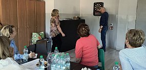 Rozgrywki w darta w Klubie Seniora "Złoty Wiek"