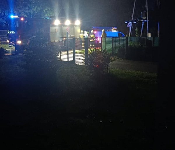 Czujność przy nocnej zmianie: pożar transformatora zaskoczył strażaków z Unisławia-92080