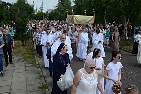 Nie wszyscy o tym wiedzą. Czy udział w procesji Bożego Ciała to obowiązek?-93254
