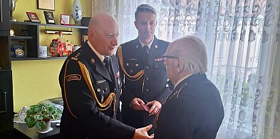 Wręczenie Krzyża Świętego Floriana druhowi Edwardowi Besce-93291