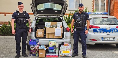 Policjanci przekazali karmę dla zwierząt ze schroniska-93426