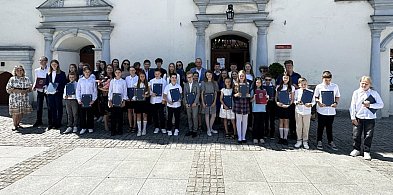Burmistrz nagrodził najlepszych uczniów szkół podstawowych -93452