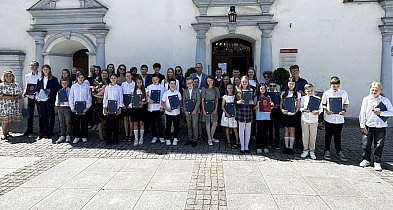 Burmistrz nagrodził najlepszych uczniów szkół podstawowych -93452