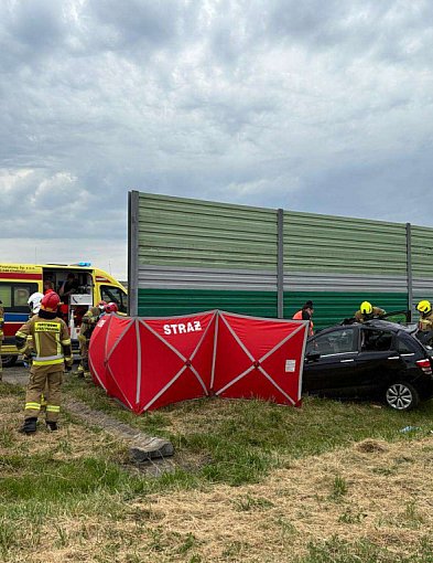 Tragiczny wypadek na autostradzie A1 – jedna osoba nie żyje, dwie ranne-93648