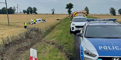 Dachowanie samochodu w Falęcinie – jedna osoba trafiła do szpitala-93736
