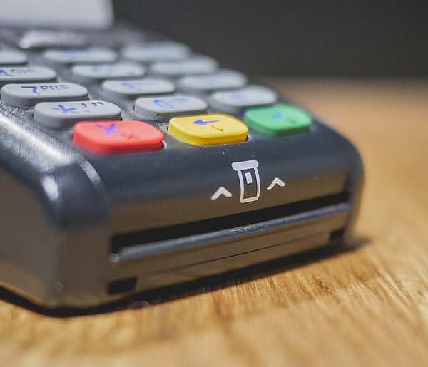 Zakaz sprzedaży i większy nadzór. Tych produktów nie kupią już nieletni-93728
